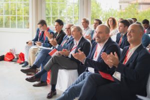 Gente aplaudiendo evento 25 años
